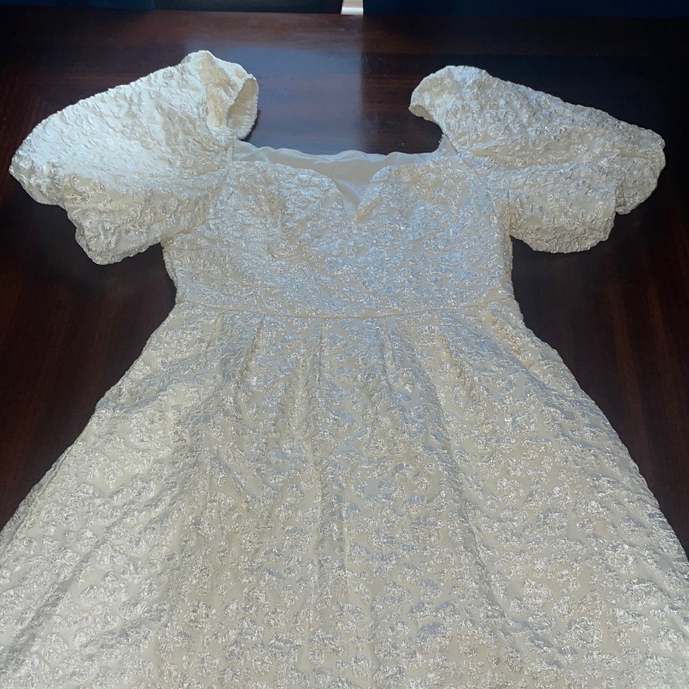 Women’s puff sleeve dress